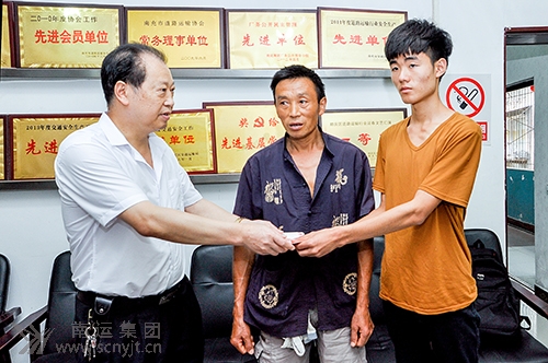 張永森(左一)將2000元獎金捐給貧困學(xué)子楊中元(右一) 拷貝.jpg